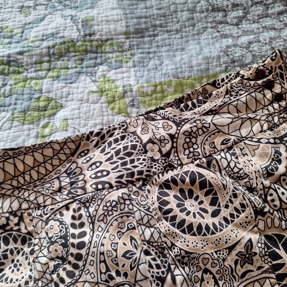 Geoffrey Beene Black and Cream Patterned Fabric - Picture 7 of 12